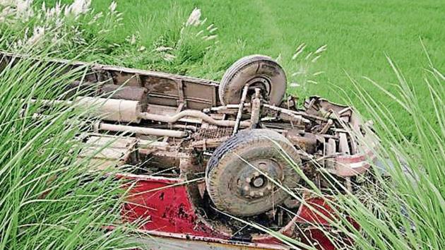 Around 5am, a UPSRTC bus lost balance on the Dadri Kot Luharli highway, skidded into a field and then turned upside down.(HT PHOTO)