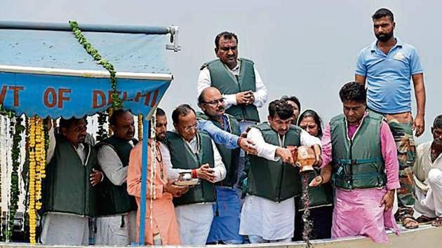 Manoj Tiwari and other leaders immerse the ashes of Atal Bihari Vajpayee in the Yamuna on Tuesday.(Sanchit Khanna/HT PHOTO) Manoj Tiwari and other leaders immerse the ashes of Atal Bihari Vajpayee in the Yamuna on Tuesday.(Sanchit Khanna/HT PHOTO)