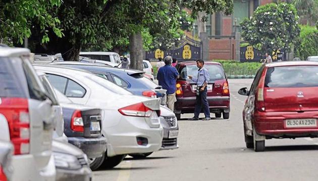 The authority, in June this year, signed contracts worth ?9 crore with private agencies and gave them the right to collect a parking fee from drivers of vehicles parked on roadsides in residential, industrial, and commercial areas.(Sunil Ghosh /ht photo)