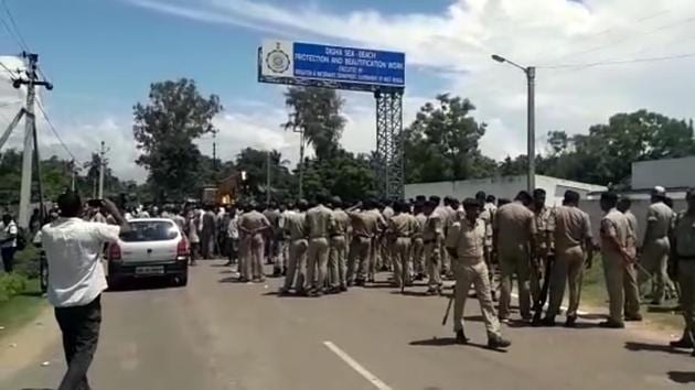 The West Bengal government road sign at Udaipur shortly before Balasore district administration brought it down on Tuesday. (HT Photo) The West Bengal government road sign at Udaipur shortly before Balasore district administration brought it down on Tuesday. (HT Photo)