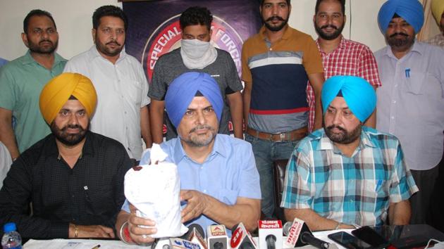 Special Task Force AIG Rashpal Singh (2nd from right) and along with other officials with the arrest of a Moga-based man with 1kg heroin during a press conference in Amritsar on Wednesday.(Sameer Sehgal/HT)