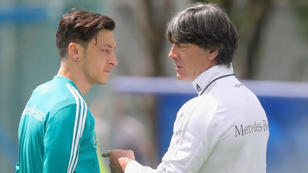 Joachim Loew, head coach of Germany talks to his palyer Mesut Oezil during the Germany training session ahead of the 2018 FIFA World Cup at CSKA Sports Base on June 13, 2018 in Moscow, Russia.(Getty Images)