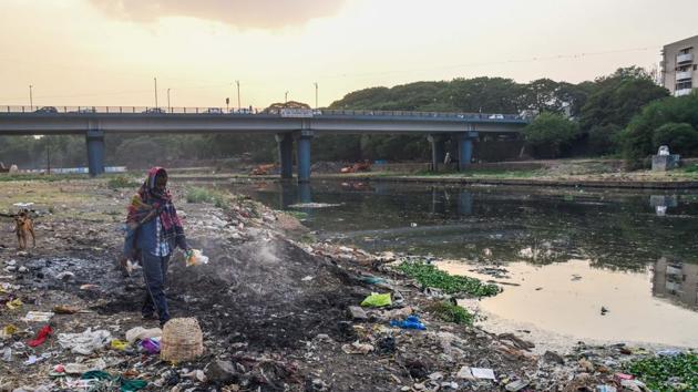 The health of Pune residents are at stake as pollution is on the rise in the Mutha river.(HT PHOTO) The health of Pune residents are at stake as pollution is on the rise in the Mutha river.(HT PHOTO)