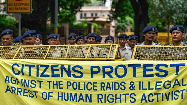 Delhi Police personnel stand on duty as activists from various organisations stage a protest pertaining to the arrest of five activists, in connection with the Bhima-Koregaon protests, in New Delhi on Wednesday, Aug 29, 2018.(PTI)