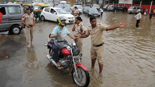 Although the rainfall recorded was higher than the 2016 Gurujam, the 2,500-odd police personnel on the roads ensured that the traffic kept moving in the city on Tuesday. (Parveen Kumar/Hindustan Times) Although the rainfall recorded was higher than the 2016 Gurujam, the 2,500-odd police personnel on the roads ensured that the traffic kept moving in the city on Tuesday. (Parveen Kumar/Hindustan Times)