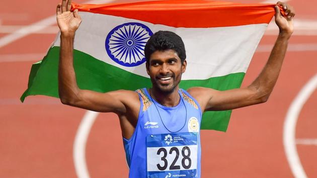 Jinson Johnson celebrate with the national flag after winning gold in Men's 1500m event at Asian Games 2018.(PTI)