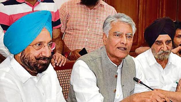 Punjab Congress president Sunil Jakhar addressing the media in Chandigarh on Wednesday as cabinet ministers Tript Rajinder Bajwa (right) and Sukhjinder Randhawa look on. (HT Photo) Punjab Congress president Sunil Jakhar addressing the media in Chandigarh on Wednesday as cabinet ministers Tript Rajinder Bajwa (right) and Sukhjinder Randhawa look on. (HT Photo)