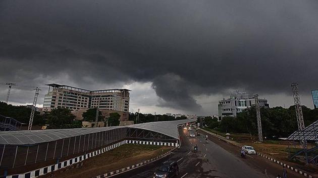 An automatic weather system gives updates about the temperature, rainfall and humidity. It is remotely managed by the IMD and maintained by a third party.(Sanjeev Verma/HT PHOTO)