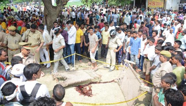 Police personnel inspect the blast site in Milkopur village, Varanasi, on Wednesday, August 29, 2018. (HT Photo) Police personnel inspect the blast site in Milkopur village, Varanasi, on Wednesday, August 29, 2018. (HT Photo)