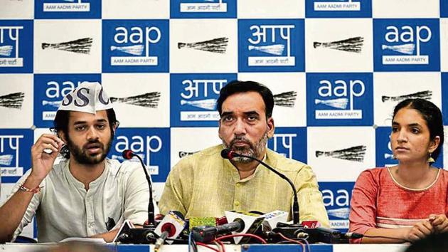 AAP leader Gopal Rai (Centre), AAP student wing (Delhi unit) president Sumit Yadav (left) and AISA president Kawalpreet Kaur (right) at a press meet at the AAP office on Wednesday.(Anushree Fadnavis/HT)