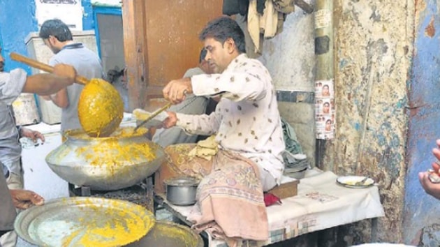 Mohammed Naimuddin sets up his stall of haleem daily at noon at Gali Kababiyan in the Walled City’s Matia Mahal Bazar.(HT Photo)