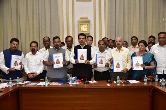 Devendra Fadnavis meets leaders of mandal organisations and local authorities on Thursday (HT photo) Devendra Fadnavis meets leaders of mandal organisations and local authorities on Thursday (HT photo)