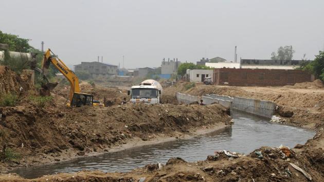 HSVP had installed additional pipelines in a 600-metre portion of the Badshahpur drain at Khandsa village after it failed to remove structures allegedly encroaching the space and build a concrete drain in the said portion as per a previous plan.(Parveen Kumar/ Hindustan Times)