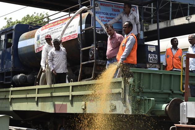 Delhi Division Northern Railway and South Delhi Municipal Corporation jointly launch the Mosquito Terminator Special Train to check mosquito breeding alongside railway tracks in New Delhi on Friday.(Burhaan Kinu/HT Photo)