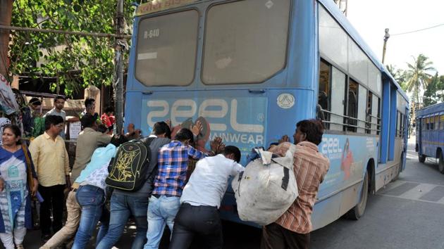 Passengers help start a PMPML bus, which broke down at Alka Talkies chowk in Pune. (HT PHOTO) Passengers help start a PMPML bus, which broke down at Alka Talkies chowk in Pune. (HT PHOTO)