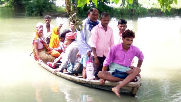 In view of rise in water level in rivers, flood warning has been issued to 26 districts of Uttar Pradesh. Three people have been reported to have died in flood related incidents in last two days. Officials in Arunchal Pradesh’s East Siang district have also issued an alert due massive discharge in the Tsangpo river in China following heavy rainfall in the neighbouring country. (HT Photo) 