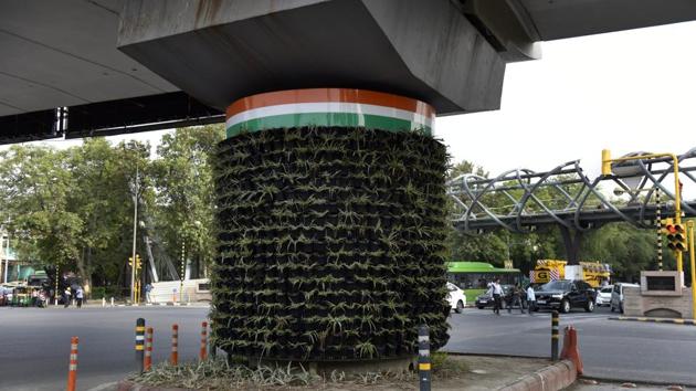 Nearly half a dozen pillars of the Hindon elevated road have already been painted near the Hindon stretch adjacent to GT Road. (Mohd Zakir/HT PHOTO) Nearly half a dozen pillars of the Hindon elevated road have already been painted near the Hindon stretch adjacent to GT Road. (Mohd Zakir/HT PHOTO)