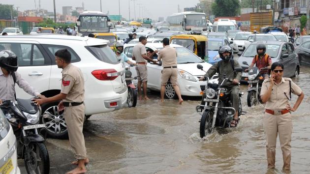 Gurugram police commissioner KK Rao announced cash rewards for 1,500 personnel, out of 2,500, for their exemplary work to ensure traffic didn’t go haywire during five hours of rain.(Parveen Kumar/Hindustan Times)