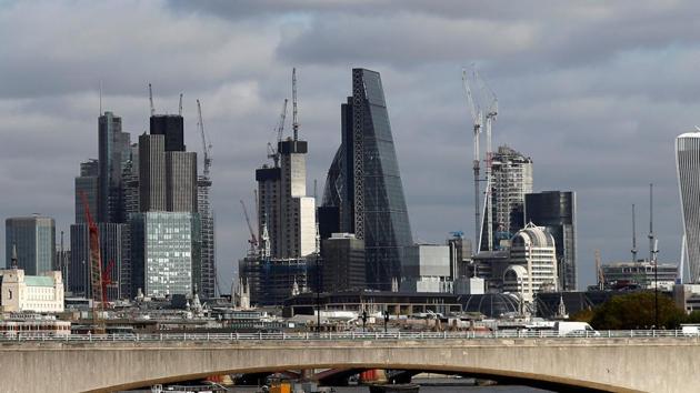 Buildings in the City of London are seen behind Waterloo Bridge in London, Britain October 20, 2017. (REUTERS File Photo) Buildings in the City of London are seen behind Waterloo Bridge in London, Britain October 20, 2017. (REUTERS File Photo)