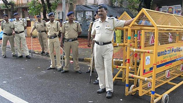 An officer from Sakinaka police station and a constable from the Navi Mumbai police were injured while they tried to stop two accused from escaping. (Photo used for representative purposes only) (Vijayanand Gupta / HT File Photo) An officer from Sakinaka police station and a constable from the Navi Mumbai police were injured while they tried to stop two accused from escaping. (Photo used for representative purposes only) (Vijayanand Gupta / HT File Photo)