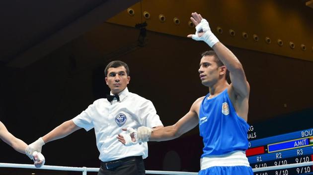 India's Amit Panghal (Blue) won 3:2 on points.(PTI)