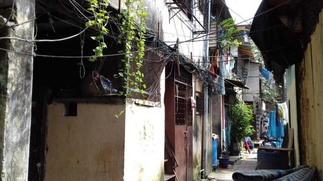 Rahat Plaza in Sion where three committee members were recently suspended for having more than two children. Originally a colonial-era chawl with 87 housing units, it is currently registered as a single society.(HT Photo)