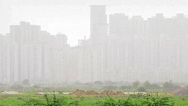 Vehicular emission and construction activities are the major sources of pollution in Noida (HT File Photo) Vehicular emission and construction activities are the major sources of pollution in Noida (HT File Photo)