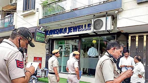 The jewellery showroom in Pandav Nagar which was robbed. (HT Photo) The jewellery showroom in Pandav Nagar which was robbed. (HT Photo)