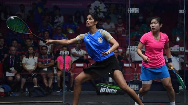 Hong Kong's Annie Au Wing-chi (in pink) competes against India's Joshana Chinappa (in blue) during the women's pool B squash team event at the 2018 Asian Games in Jakarta on August 30, 2018.(AFP)