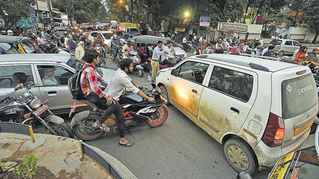 With vehicle users and locals ignoring traffic police directions and taking a turn before the road barricades put up by the traffic police, vehicle congestion was seen at Padale chowk due to diversion on Khilare Patil road on Monday. (Pratham Gokhale/HT Photo) With vehicle users and locals ignoring traffic police directions and taking a turn before the road barricades put up by the traffic police, vehicle congestion was seen at Padale chowk due to diversion on Khilare Patil road on Monday. (Pratham Gokhale/HT Photo)