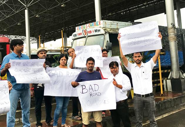 Commuters protest against the battered condition of the Sion-Panvel Highway near Kopra Bridge at Kharghar in Navi Mumbai on Friday. (HT PHOTO) Commuters protest against the battered condition of the Sion-Panvel Highway near Kopra Bridge at Kharghar in Navi Mumbai on Friday. (HT PHOTO)