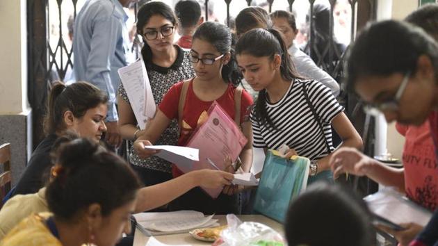 Delhi university aspirants fill ing their admission forms for the new academic session 2018-19 at Daulat Ram College, in New Delhi. (HT File Photo) Delhi university aspirants fill ing their admission forms for the new academic session 2018-19 at Daulat Ram College, in New Delhi. (HT File Photo)