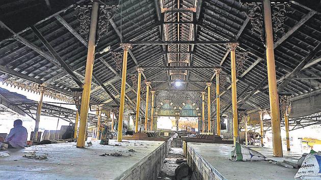 The bustling Mandai market remained closed on Thursday to pay respects to senior social worker and former MLA Vasant Thorat who passed away on August 30. Thorat, 77, was also the president of Mandai Ganesh mandal. (RAHUL RAUT/HT PHOTO) The bustling Mandai market remained closed on Thursday to pay respects to senior social worker and former MLA Vasant Thorat who passed away on August 30. Thorat, 77, was also the president of Mandai Ganesh mandal. (RAHUL RAUT/HT PHOTO)