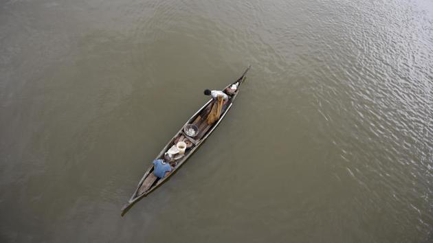 Fishermen return to work as flood waters recede in Kuttanad, Kerala. (R S Iyer / AP) Fishermen return to work as flood waters recede in Kuttanad, Kerala. (R S Iyer / AP)