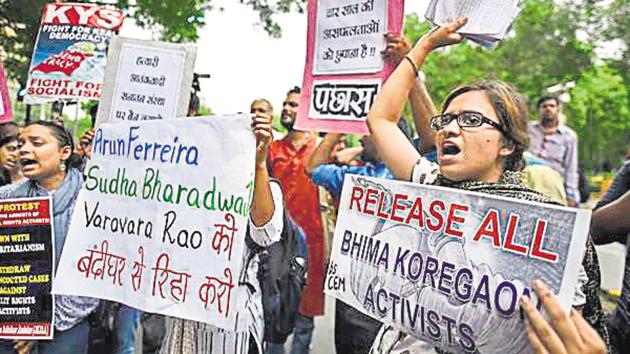 People raise slogans during a protest held in New Delhi on Thursday against the arrests of five activists two days earlier.(Burhaan Kinu/HT PHOTO)