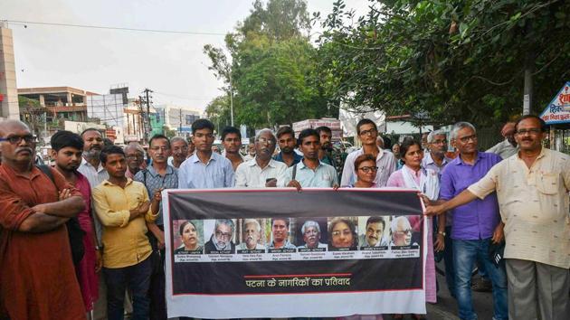 Activists from various organisations make a human chain in protest against the arrests, in Patna on August 29, 2018. The SC bench questioned the rationale behind the arrests. “Dissent is the safety valve of democracy, the pressure cooker will burst if you don’t allow the safety valves,” justice DY Chandrachud, a part of the bench with justice AM Khanwilkar, said. (PTI)