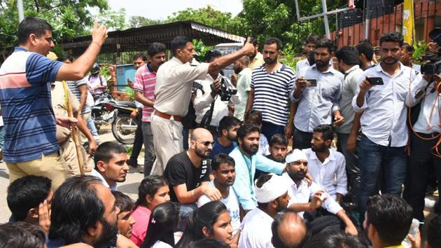 Police disperse NSUI supporters during the press meet of Abhimanyu Poonia and Ranveer Singh Singhania outside Rajasthan University on Thursday.(Prabhakar Sharma / HT Photo)
