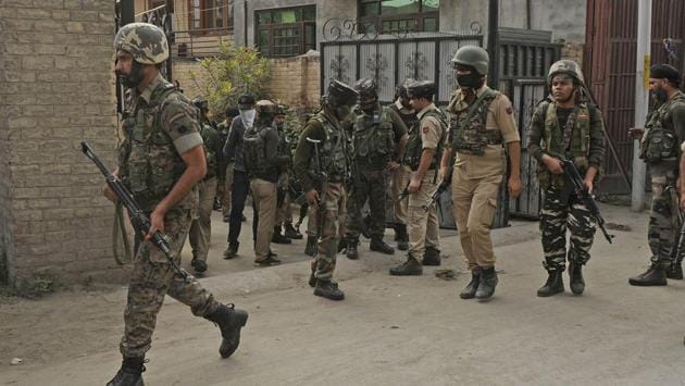 Even as security forces were working on a strategy to recover the hostages safely, a statement purportedly issued by Hizbul operational commander Riyaz Naikoo on the social media stated that militants would henceforth follow “an eye-for-an-eye policy”.(HT Photo/Representative image)