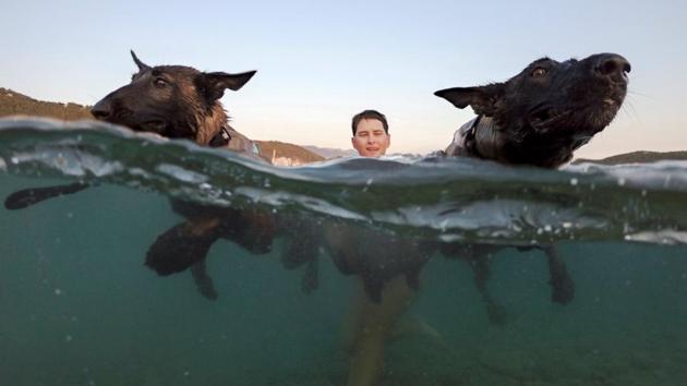 A dog and its owner take part in the “Underdog 2018” beach race in Banjol, Croatia. (Antonio Bronic / REUTERS)