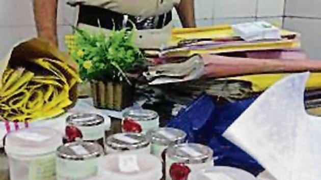 The fake ayurvedic medicine (above) that Mujammil, 34, Ravi Shetty, 38, and Manoj Govind Shikre, 34, sold to desperate patients. The gang has cheated people in cities such as Hyderabad, Pune, Indore, among others (HT Photo) The fake ayurvedic medicine (above) that Mujammil, 34, Ravi Shetty, 38, and Manoj Govind Shikre, 34, sold to desperate patients. The gang has cheated people in cities such as Hyderabad, Pune, Indore, among others (HT Photo)