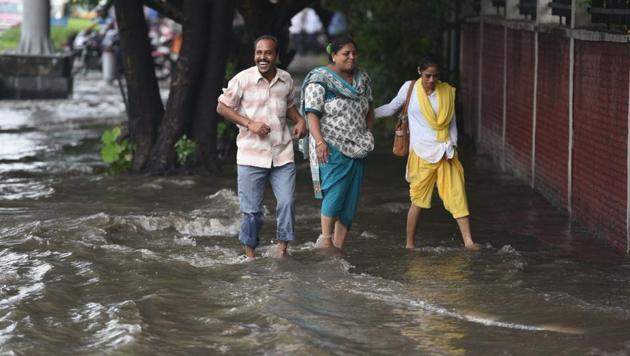 People wade through the waterlogged Vikas Marg near ITO. In one incident, the Delhi Police along with locals rescued as many as 30 stranded passengers after the bus they were travelling on broke down at the ring road in the Yamuna Bazar area. (Raj K Raj / HT Photo) People wade through the waterlogged Vikas Marg near ITO. In one incident, the Delhi Police along with locals rescued as many as 30 stranded passengers after the bus they were travelling on broke down at the ring road in the Yamuna Bazar area. (Raj K Raj / HT Photo)