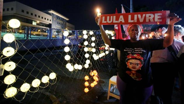 Supporters of Brazilian former president (2003-2011) Luiz Inacio Lula Da Silva attend a vigil outside the Federal Police Superintendence in Curitiba, Brazil on August 31, 2018.(AFP)
