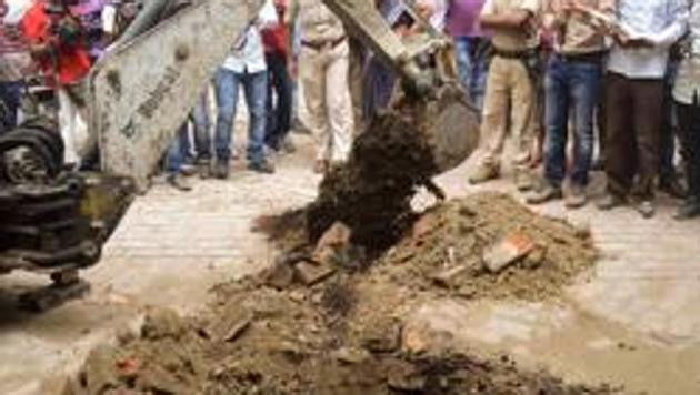 Police investigate the site where a rape victim was allegedly buried, at a government shelter home in Muzaffarpur, on Monday, July 23, 2018.(PTI File Photo)