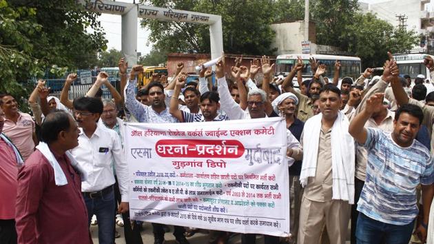 Haryana Roadways workers held a protest ahead of Sept 5 strike at Gurugram Bus Depot on Friday.(Yogendra Kumar/HT Photo)