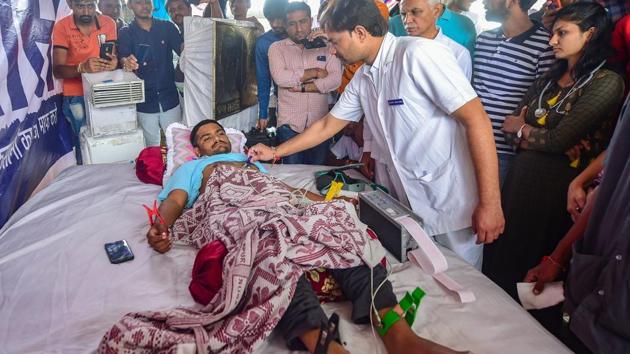 A doctor checks the health of Patidar Anamat Andolan Samiti (PAAS) leader Hardik Patel on the 7th day of his indefinite hunger strike, in Ahmedabad on August 31.(PTI Photo)
