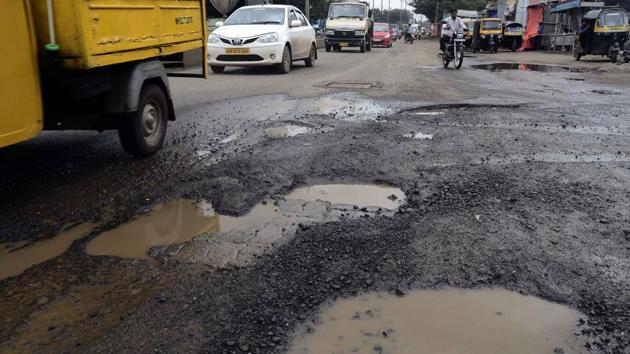The Mayor said he and other corporators were giving a deadline of 48 hours to the municipal commissioner to pass the files of road repairs.(HT Photo/Representative image)