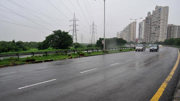 The rain-drenched Palm Beach Road at Navi Mumbai.(Bachchan Kumar/ HT Photo) The rain-drenched Palm Beach Road at Navi Mumbai.(Bachchan Kumar/ HT Photo)