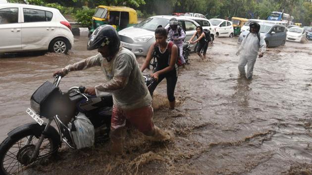 Their day’s practice at Indira Gandhi Stadium cancelled, good Samaritans helped commuters stuck on inundated roads at Ring Road ITO. The minimum temperature was recorded at 23.5 degrees Celsius, three notches below the season’s average, while the maximum temperature was likely to be around 32 degrees Celsius. (Sonu Mehta / HT Photo) Their day’s practice at Indira Gandhi Stadium cancelled, good Samaritans helped commuters stuck on inundated roads at Ring Road ITO. The minimum temperature was recorded at 23.5 degrees Celsius, three notches below the season’s average, while the maximum temperature was likely to be around 32 degrees Celsius. (Sonu Mehta / HT Photo)