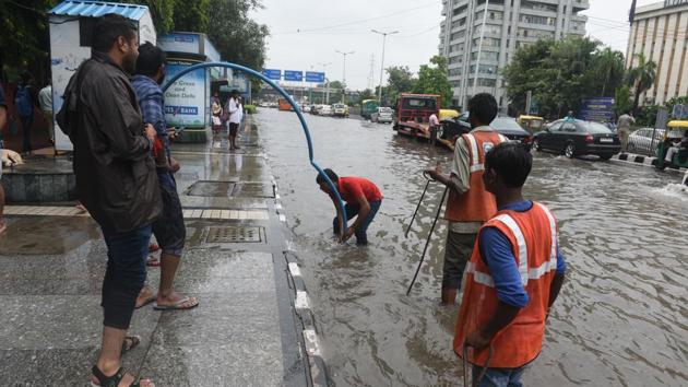 Civic workers work to unclog drians by the roadside near at Inderprastha Marg near the Delhi Police headquarters. An IMD bulletin on Saturday morning said that though the cross equatorial flow associated with the southwest monsoon has weakened, the monsoon trough, especially its eastern part, is likely to remain active during next few days, making major rainfall likely to north and adjoining central India. (Sonu Mehta / HT Photo) Civic workers work to unclog drians by the roadside near at Inderprastha Marg near the Delhi Police headquarters. An IMD bulletin on Saturday morning said that though the cross equatorial flow associated with the southwest monsoon has weakened, the monsoon trough, especially its eastern part, is likely to remain active during next few days, making major rainfall likely to north and adjoining central India. (Sonu Mehta / HT Photo)