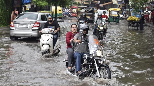 A view of the early morning commute that met residents in Geeta Colony. Roads submerged included those in Vikas Marg, Inderprastha Marg, Bahadur Shah Zafar Marg, the Ring Road behind the Red Fort, Chandni Chowk, Laxmi Nagar, Rajghat, Janpath, Rajendra Prasad Road, Minto Road, GT Karnal Road, Azadpur Mandi, Tughlakabad, under the Modi Mill Flyover, and others. (Sonu Mehta / HT Photo) A view of the early morning commute that met residents in Geeta Colony. Roads submerged included those in Vikas Marg, Inderprastha Marg, Bahadur Shah Zafar Marg, the Ring Road behind the Red Fort, Chandni Chowk, Laxmi Nagar, Rajghat, Janpath, Rajendra Prasad Road, Minto Road, GT Karnal Road, Azadpur Mandi, Tughlakabad, under the Modi Mill Flyover, and others. (Sonu Mehta / HT Photo)